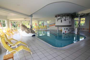 Wellness, Panorama Erlebnishallenbad mit Wasserschlössel zum Entspannen