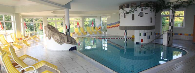 Wellness, Panorama Erlebnishallenbad mit Wasserschlössel zum Entspannen