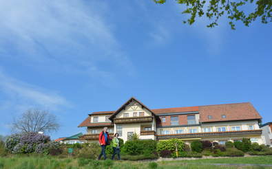 Nordic Walken, Wandern in der Natur mit herrlichem Panoramablick 