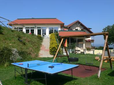 Tischtennistisch und Schaukel beim Wohlfühl Hotel Wiesenhof ***