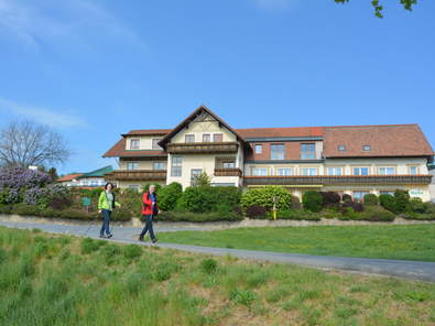 Nordic Walken, Wandern in der Natur mit herrlichem Panoramablick