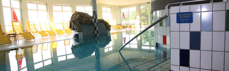 Wellnessbereich - Panorama Erlebnishallenbad, Wasserschlössel, Felsen mit Wasserfall