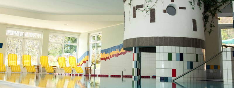 Wellness, großzügiges Panorama Erlebnishallenbad zum Entspannen